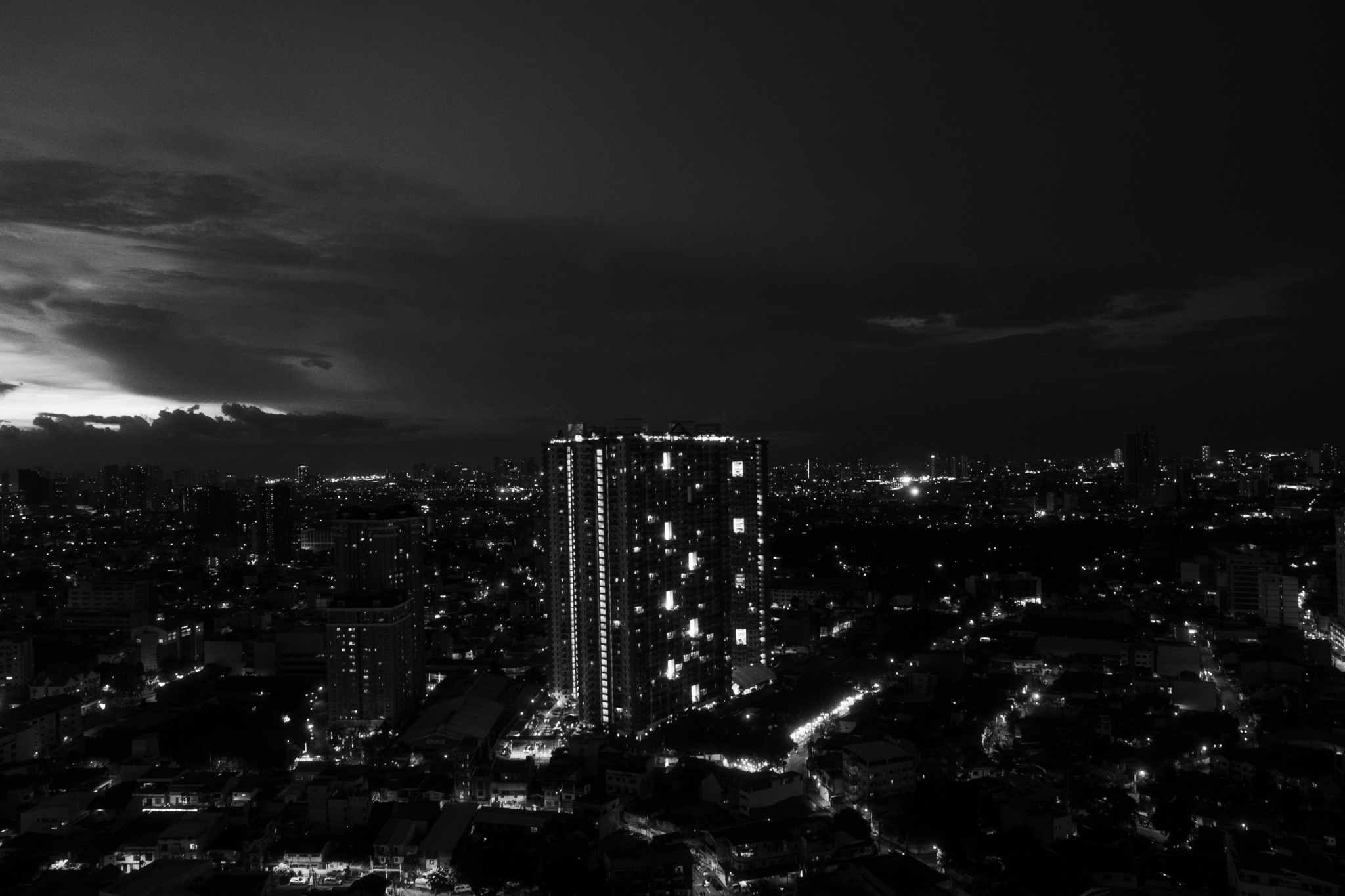 入夜後的大馬尼拉黑白城市景觀