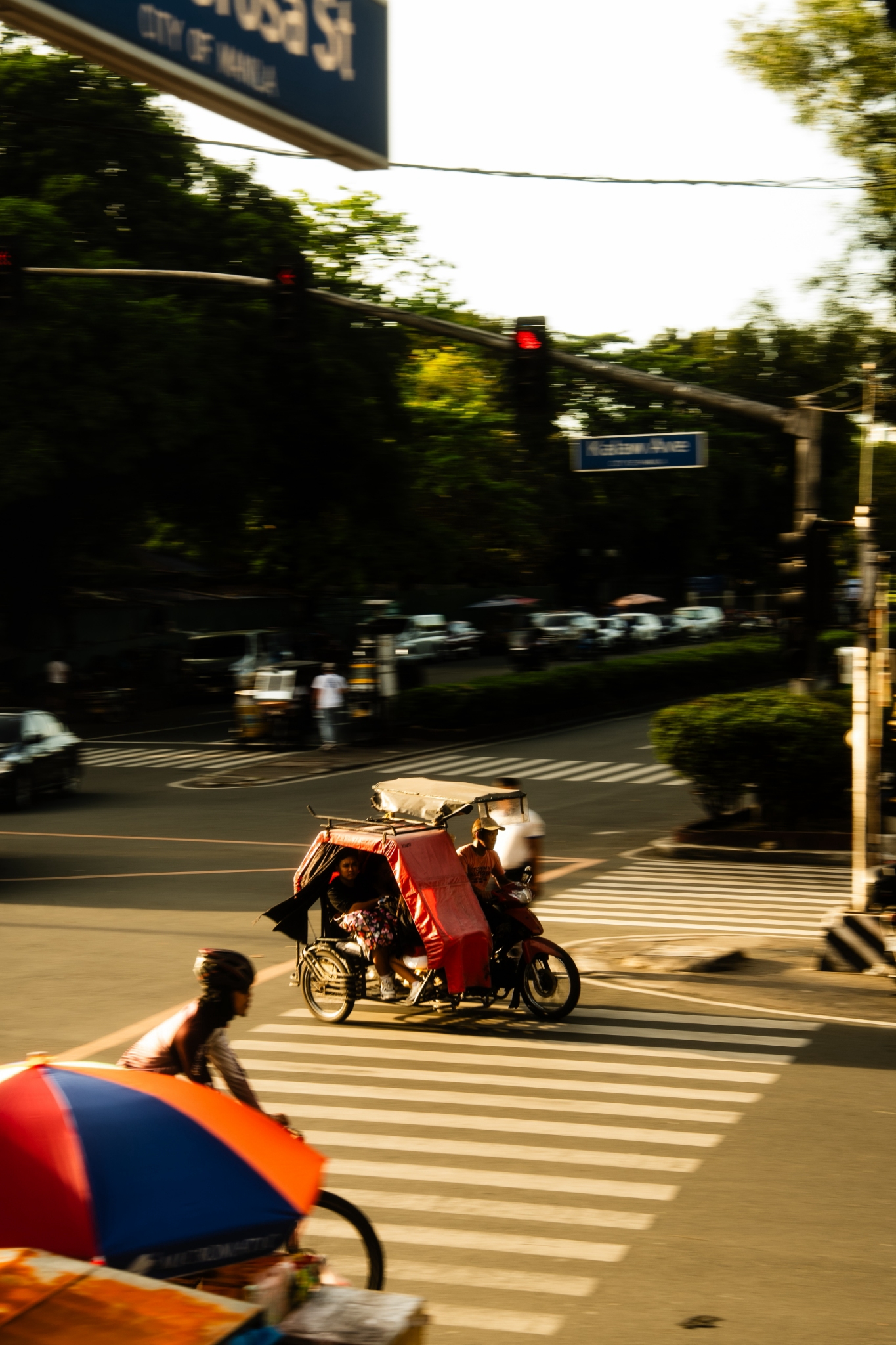 Metro Manila 路口的三輪車、行人穿越道與城市日常
